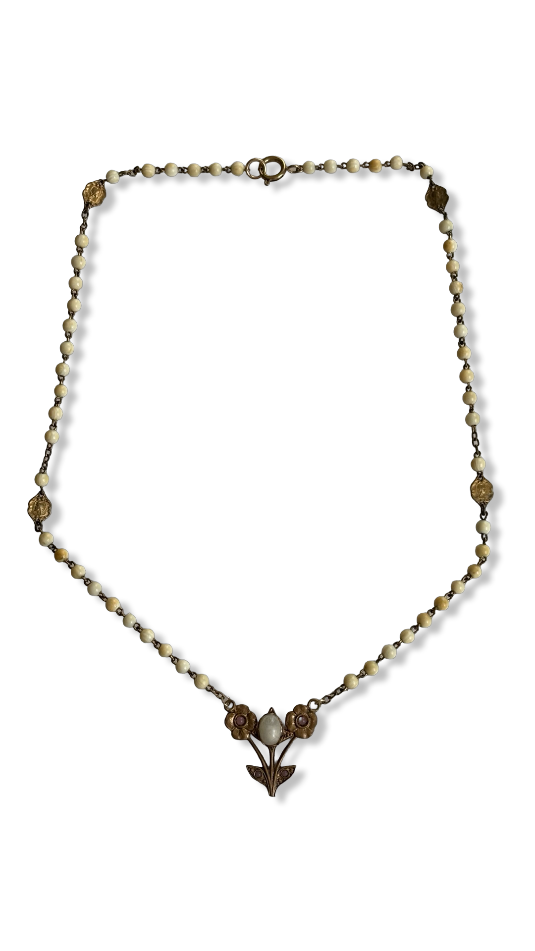Collier chapelet et motif floral