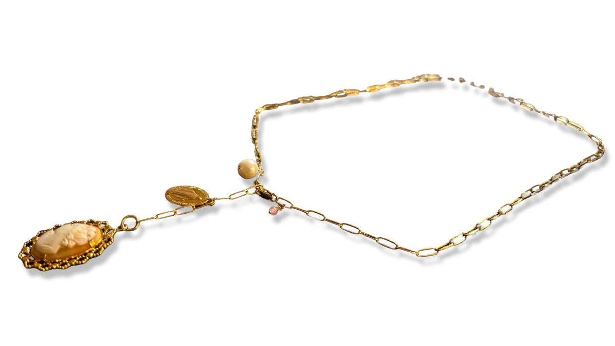 Collier lasso, Camée et médaille miraculeuse.