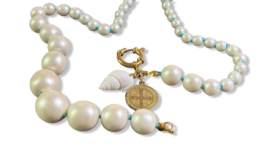 Collier de perles fantaisie, médaille et coquillage