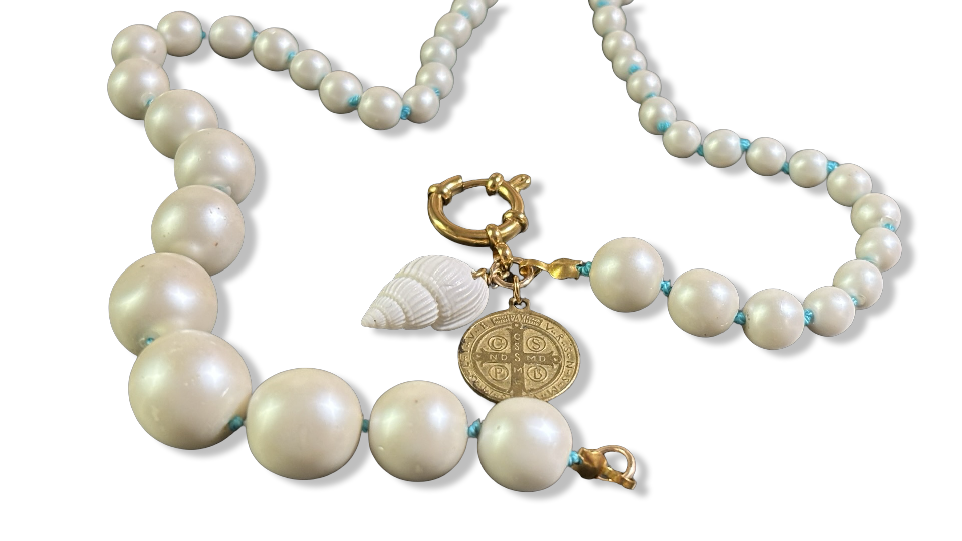 Collier de perles fantaisie, médaille et coquillage