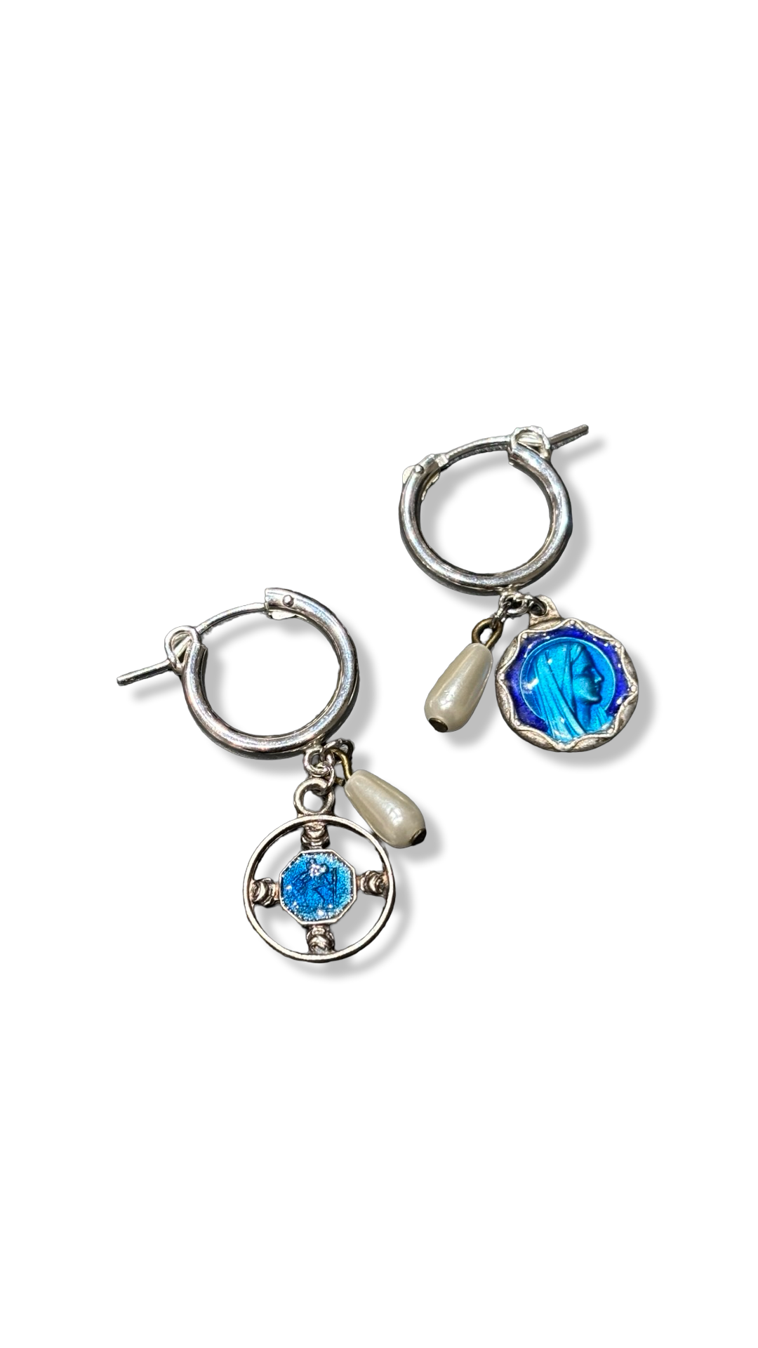 Mini créoles médailles émaillées et perles