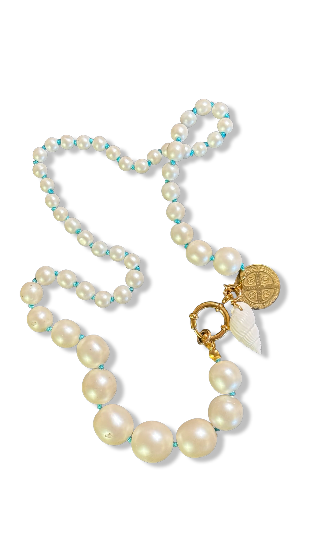 Collier de perles fantaisie, médaille et coquillage