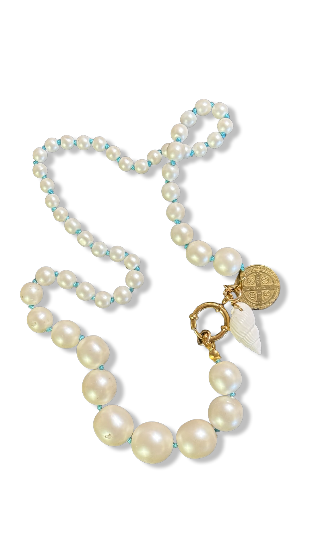 Collier de perles fantaisie, médaille et coquillage