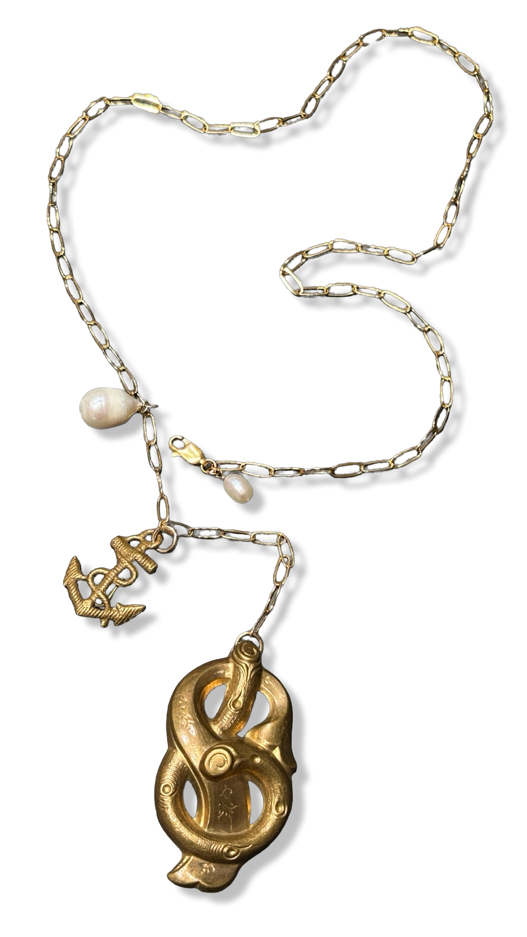 Collier lasso, ancre, perle et motif végétal