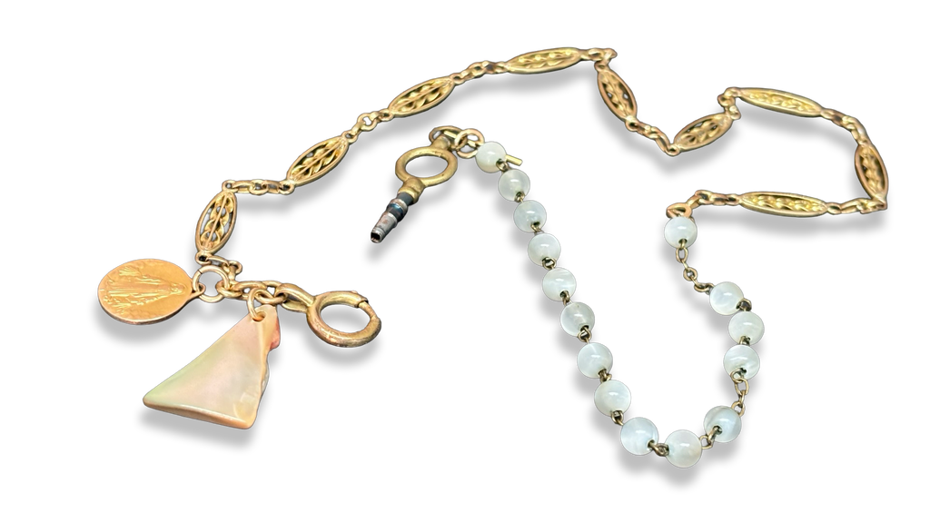 Collier chaîne de montre, chapelet de nacre et médaille de la Vierge.