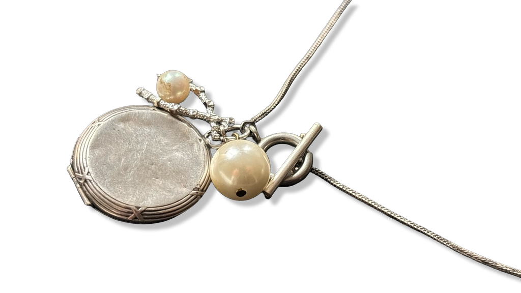 Collier en argent, médaillon à secret et perles