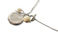 Collier en argent, médaillon à secret et perles