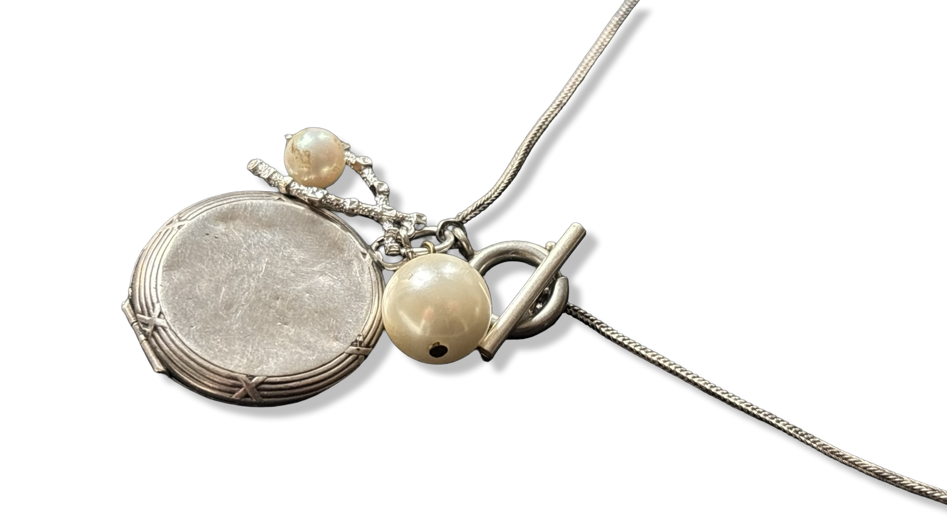 Collier en argent, médaillon à secret et perles