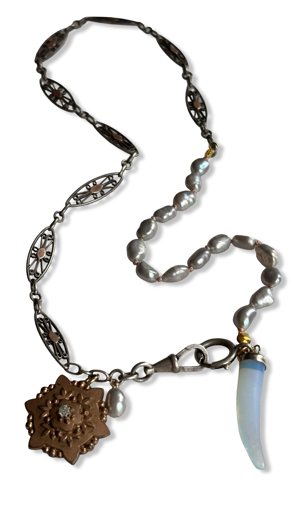Collier perles baroques grises, chaîne de montre et médaillons