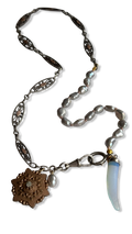 Collier perles baroques grises, chaîne de montre et médaillons