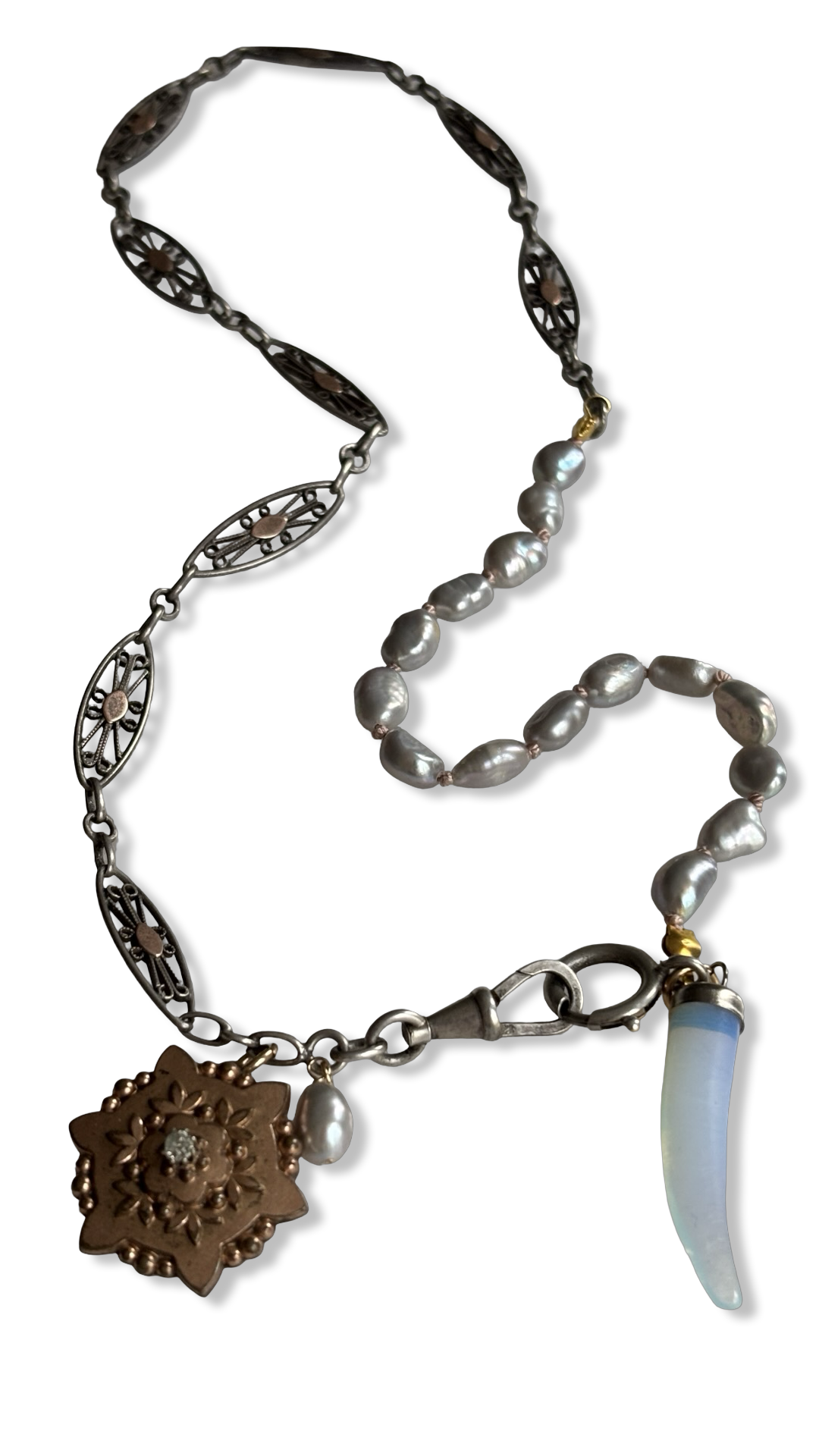 Collier perles baroques grises, chaîne de montre et médaillons