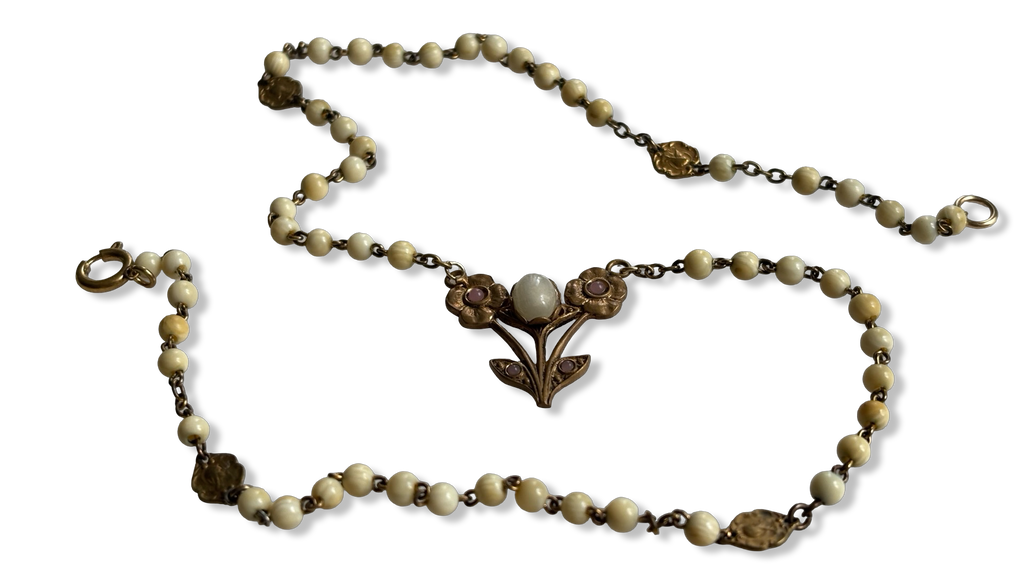 Collier chapelet et motif floral