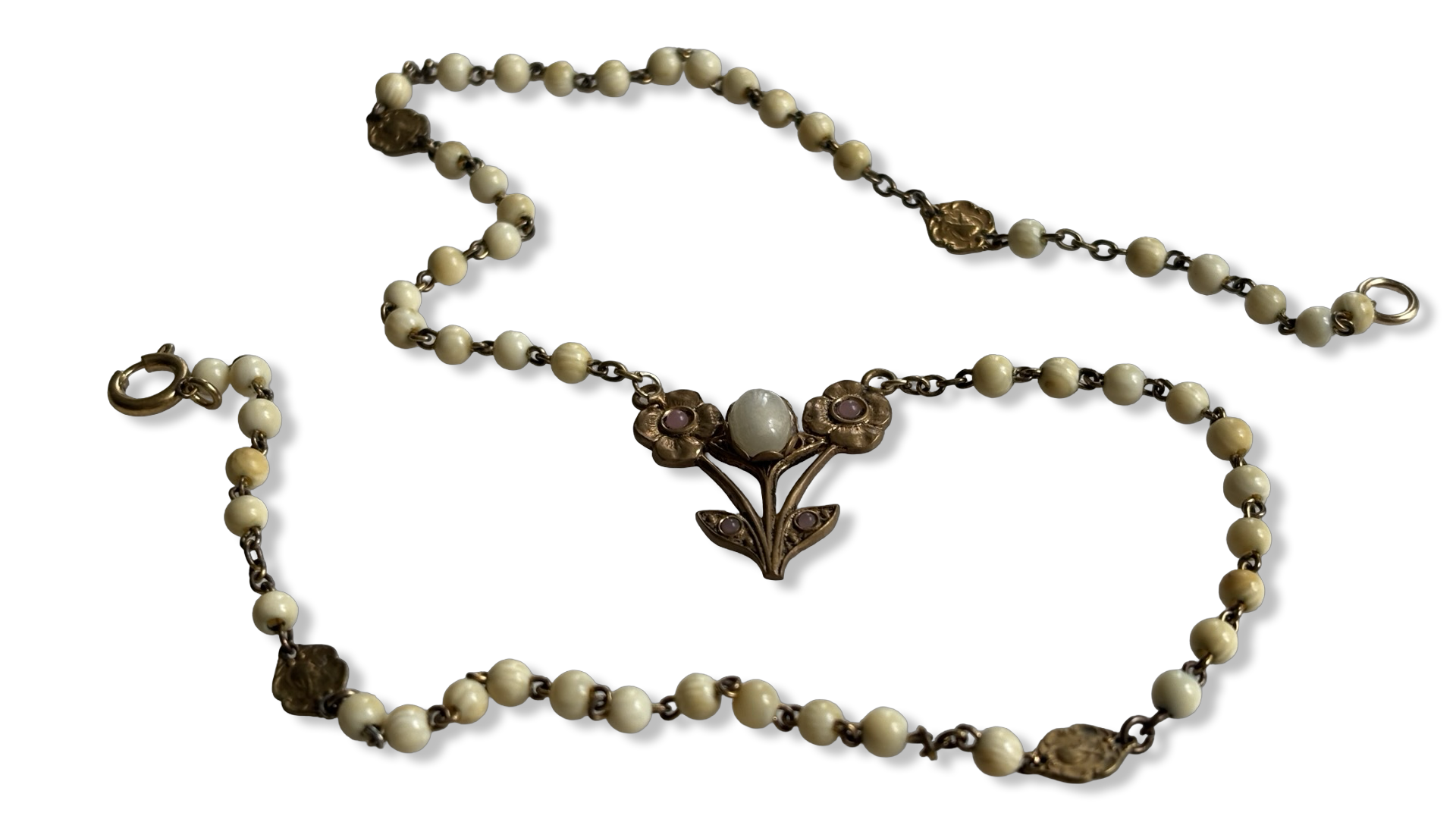 Collier chapelet et motif floral