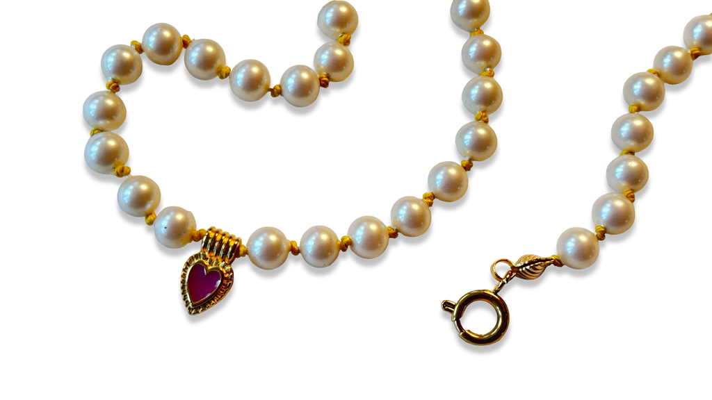 Collier de perles fantaisie, fil jaune et cœur émaillé violet