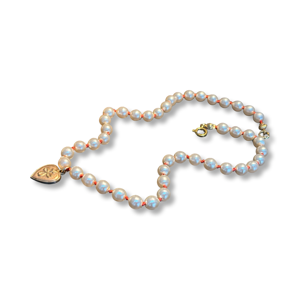 Collier de perles fantaisies anciennes et cœur ancien