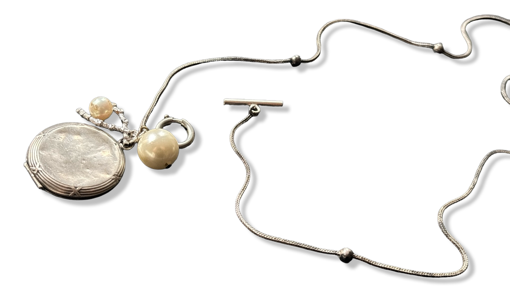 Collier en argent, médaillon à secret et perles