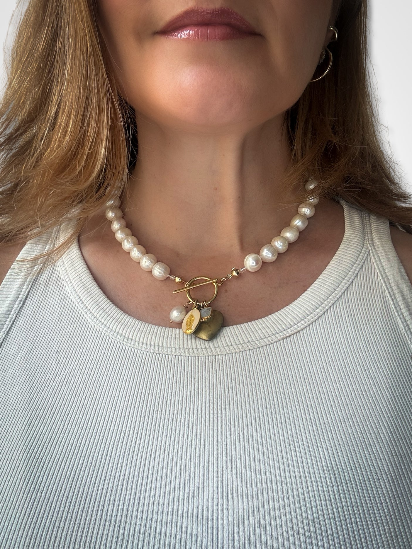 Collier de perles baroques, cœur 80s, Médaille Miraculeuse et Pierre de Lune