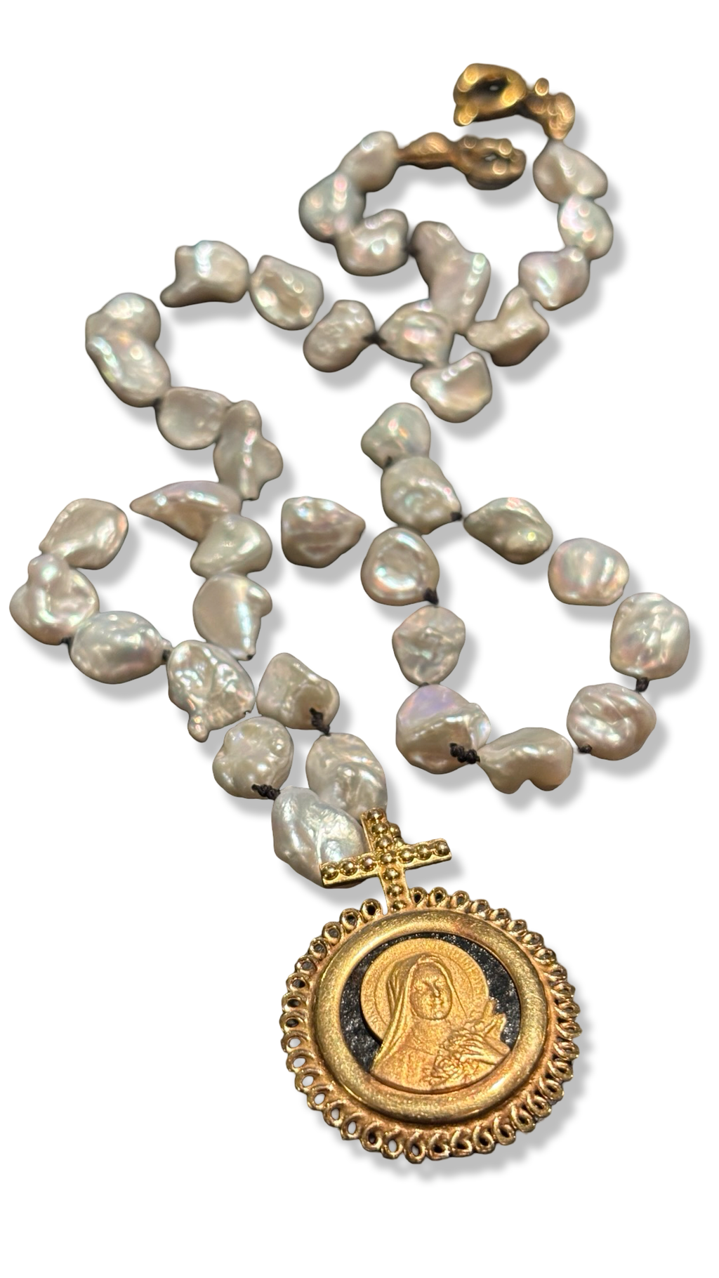 Collier de perles baroques et médaillon de Sainte Thérèse