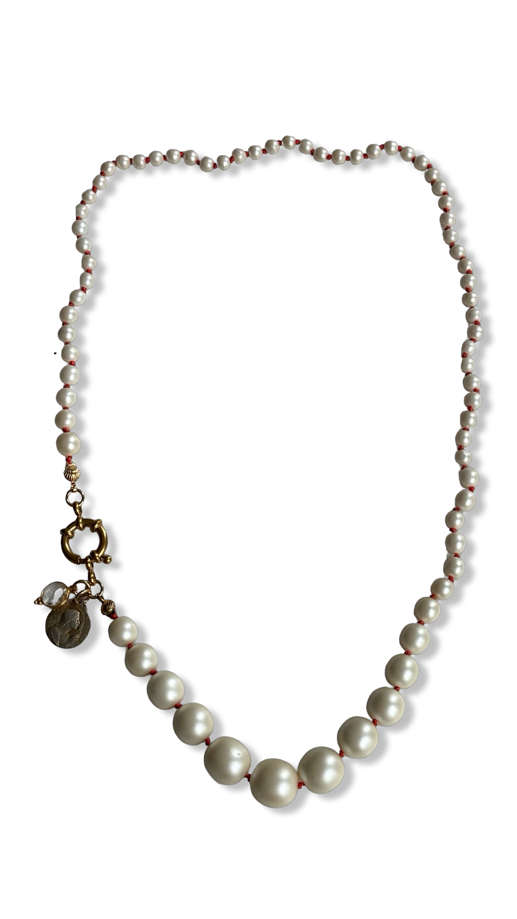 Collier de perles, médailles et noeuds en soie