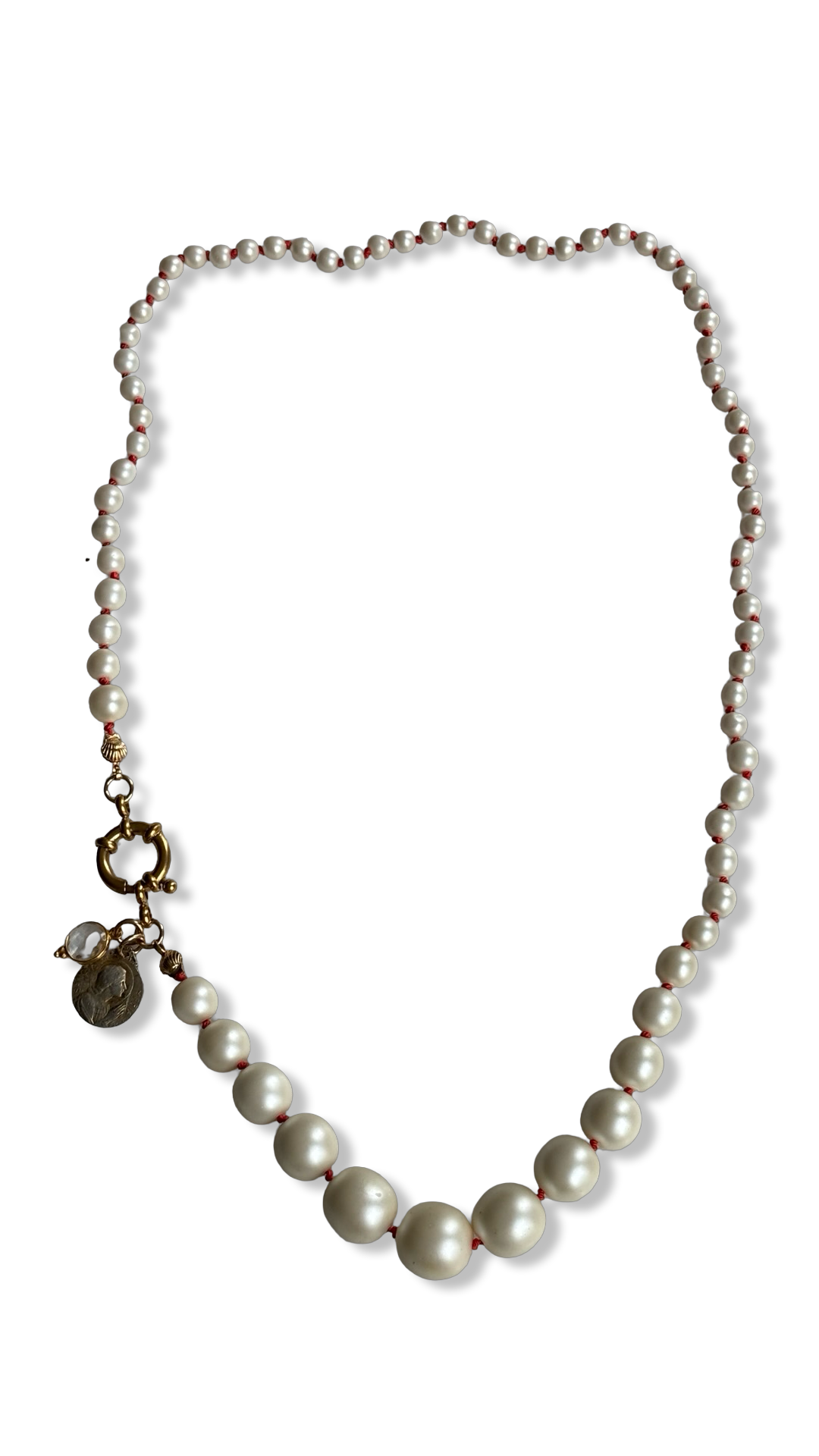 Collier de perles, médailles et noeuds en soie