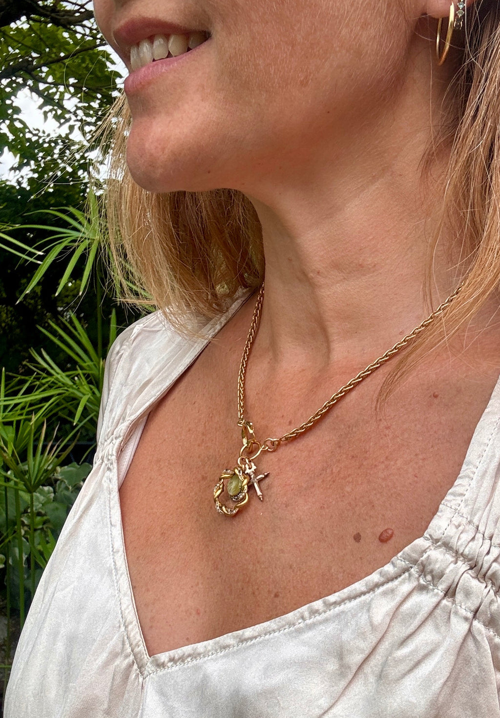 Collier torsadé, croix, couronne et calcite.