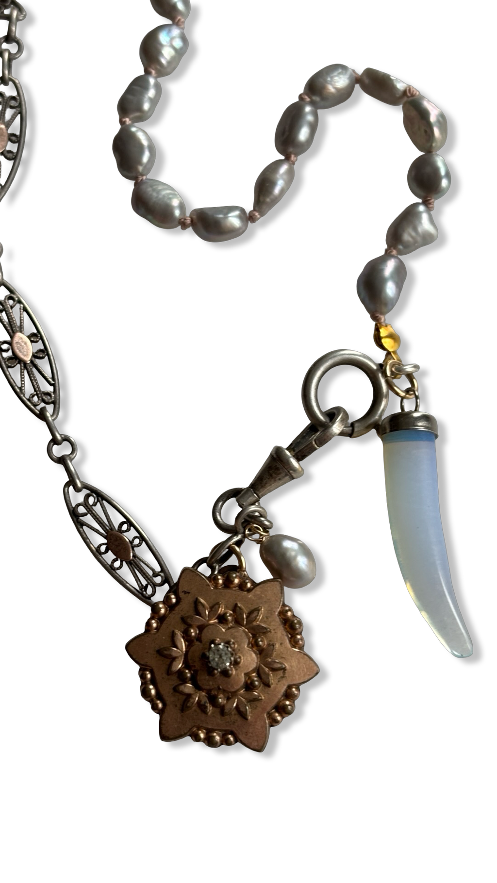 Collier perles baroques grises, chaîne de montre et médaillons