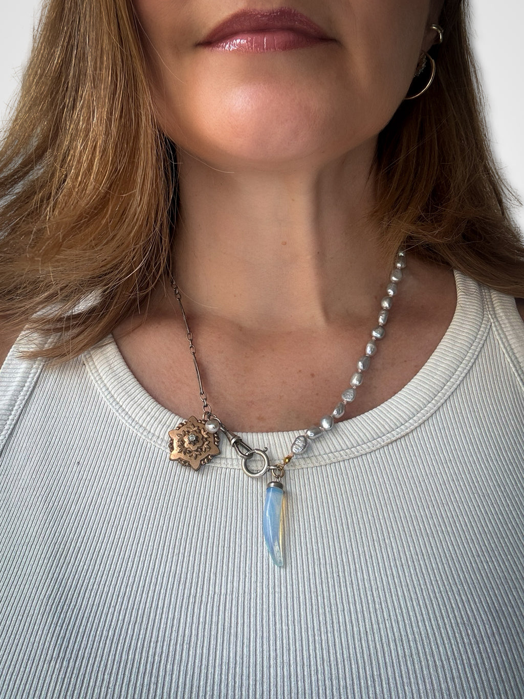Collier perles baroques grises, chaîne de montre et médaillons