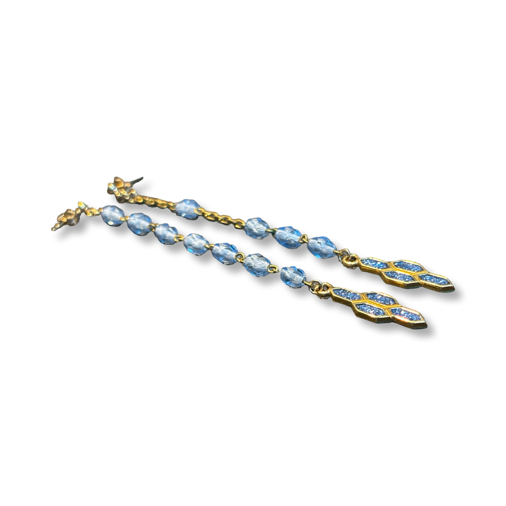 Pendants en chapelet bleu et motifs géométriques