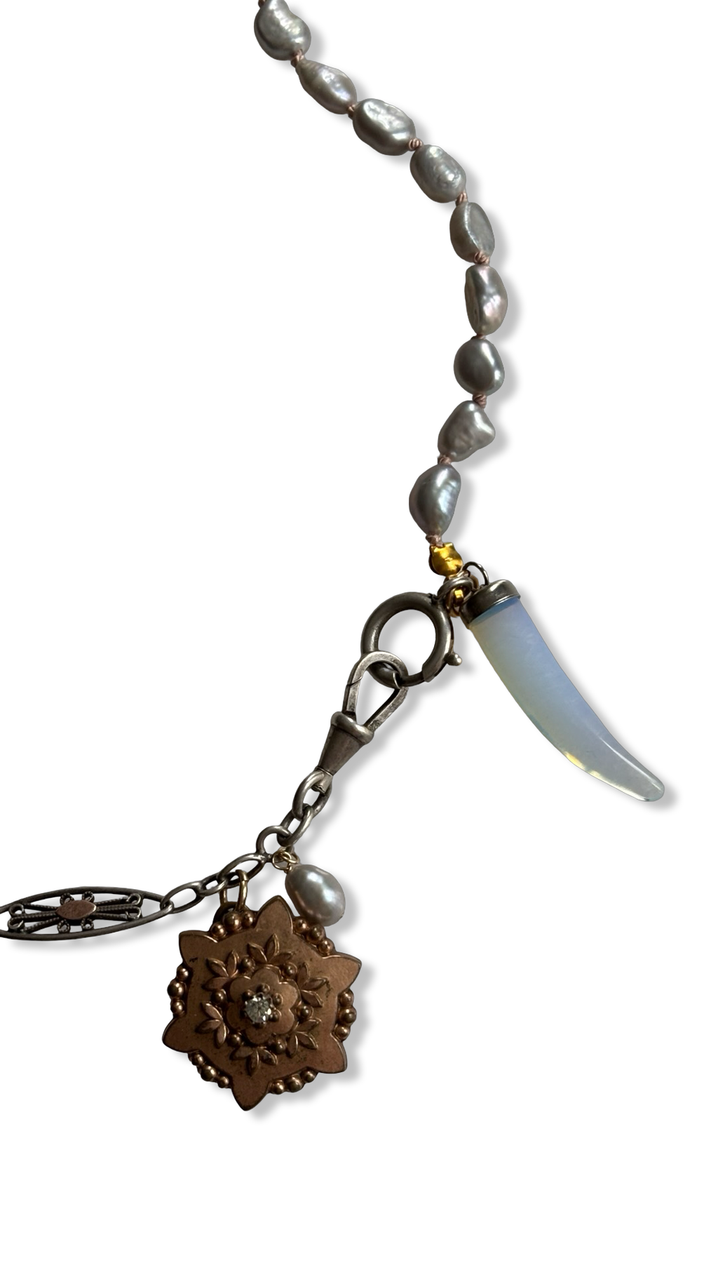 Collier perles baroques grises, chaîne de montre et médaillons
