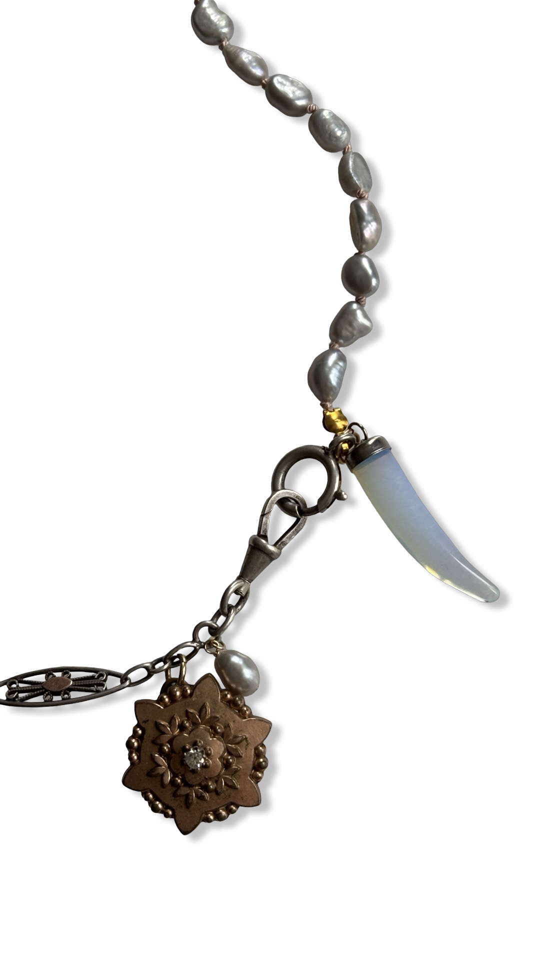 Collier perles baroques grises, chaîne de montre et médaillons