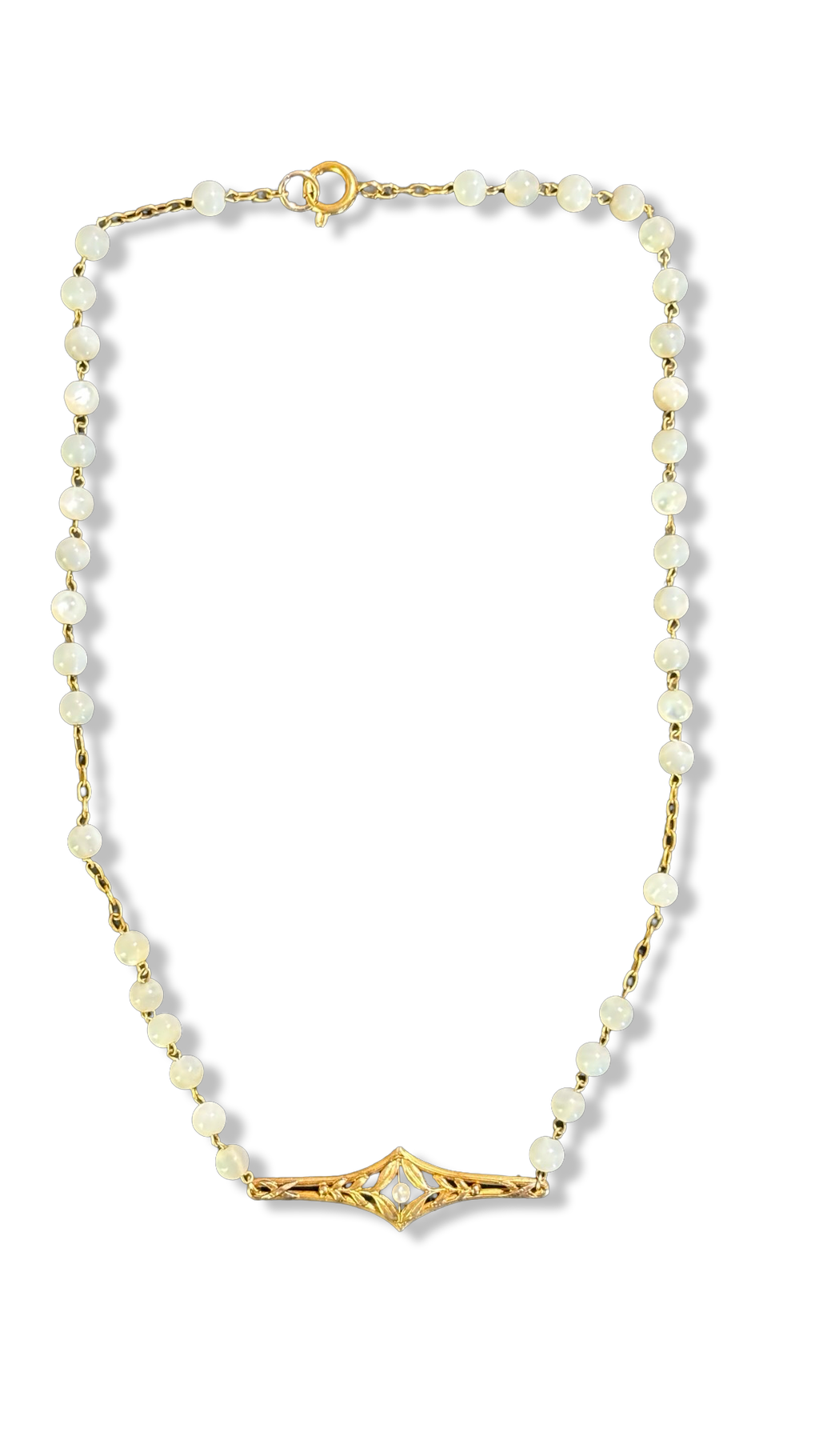 Collier chapelet et motif floral