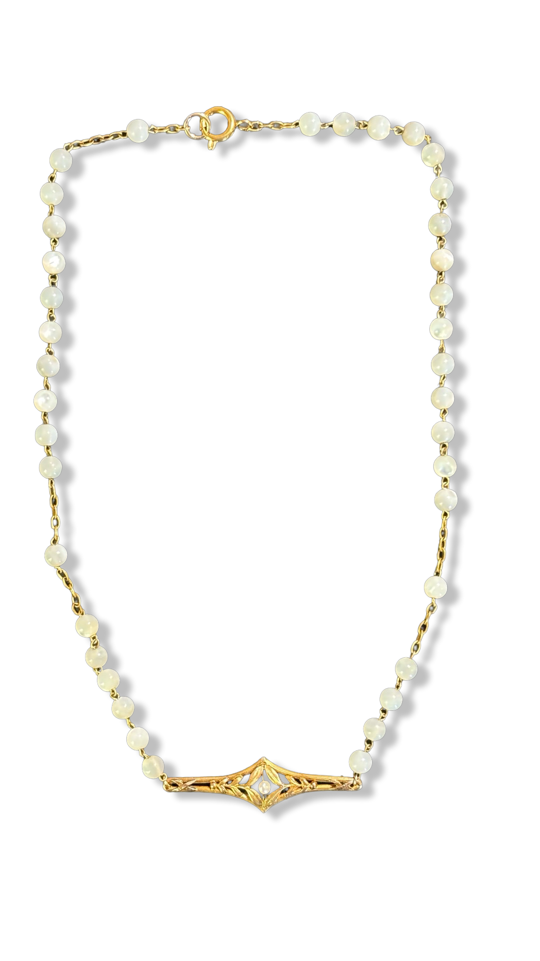 Collier chapelet et motif floral