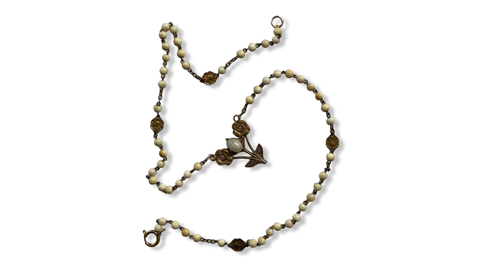 Collier chapelet et motif floral