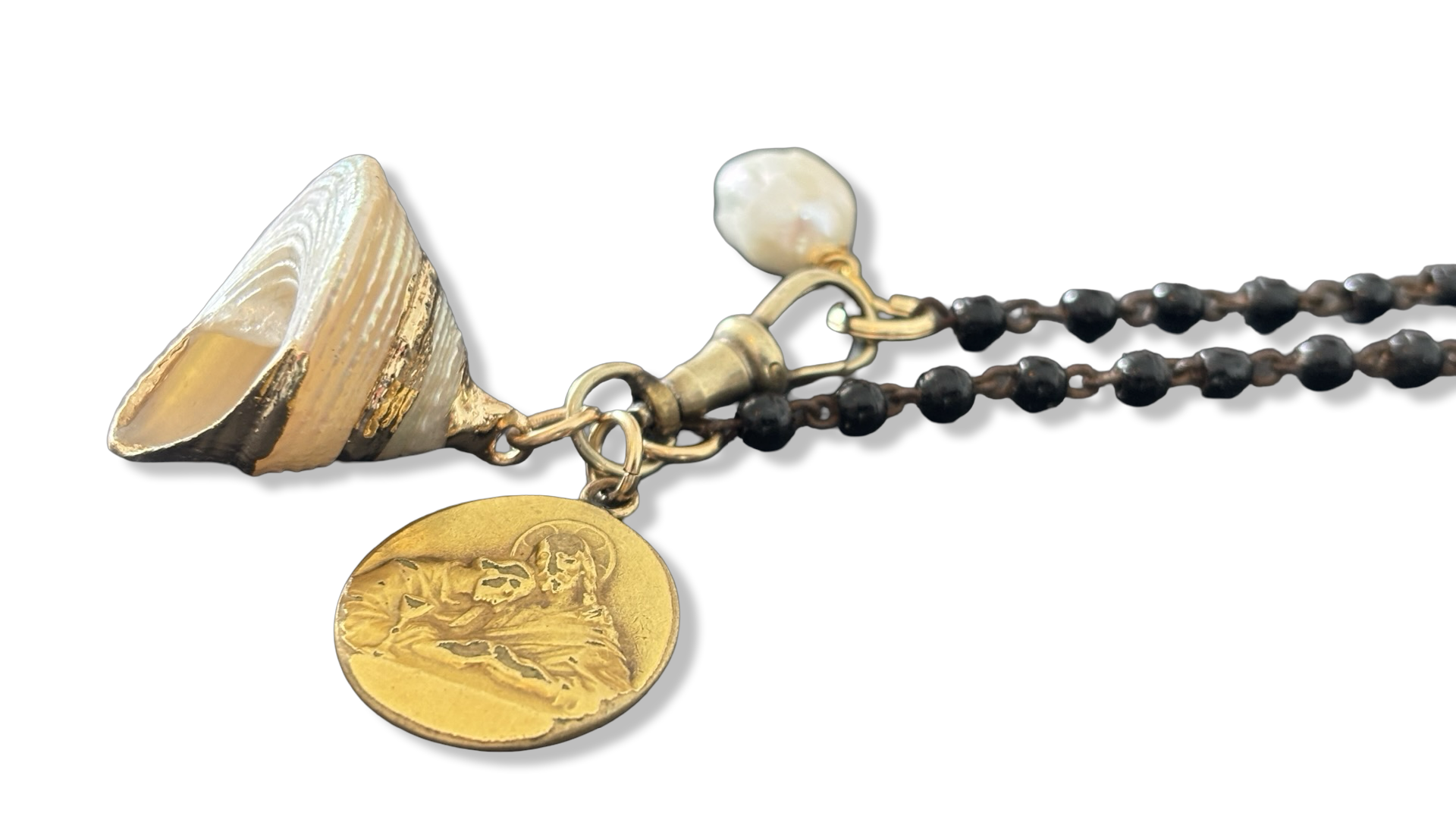 Sautoir en perles de Jai, coquillage et médaille de Jesus.