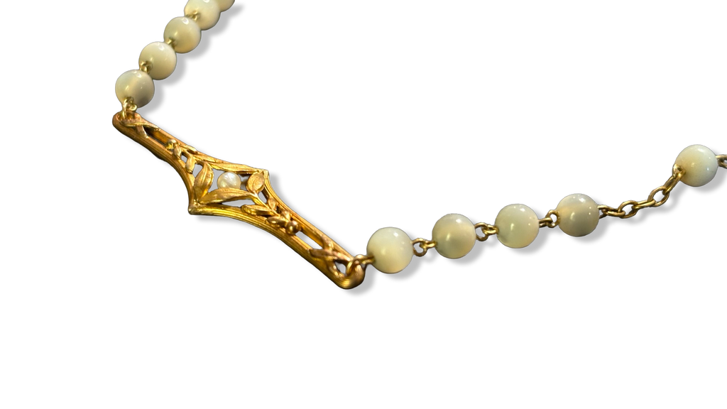 Collier chapelet et motif floral