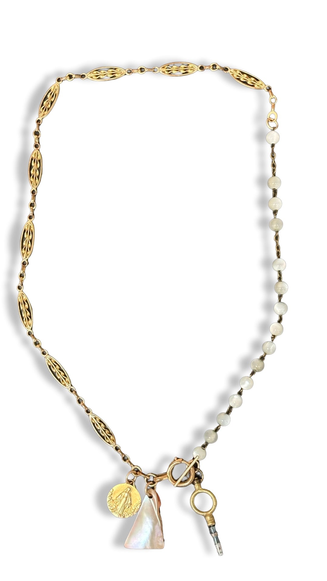 Collier chaîne de montre, chapelet de nacre et médaille de la Vierge.