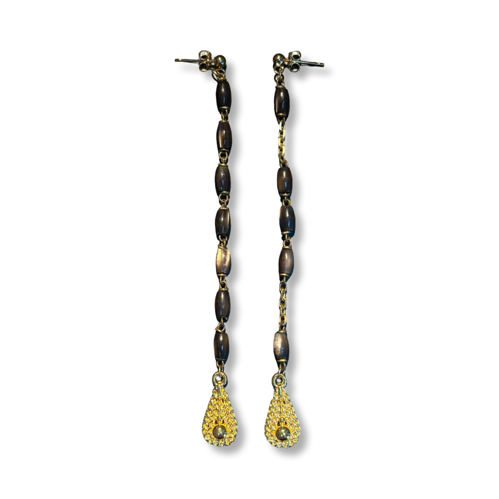 Pendants en chapelet marron et motifs en gouttes
