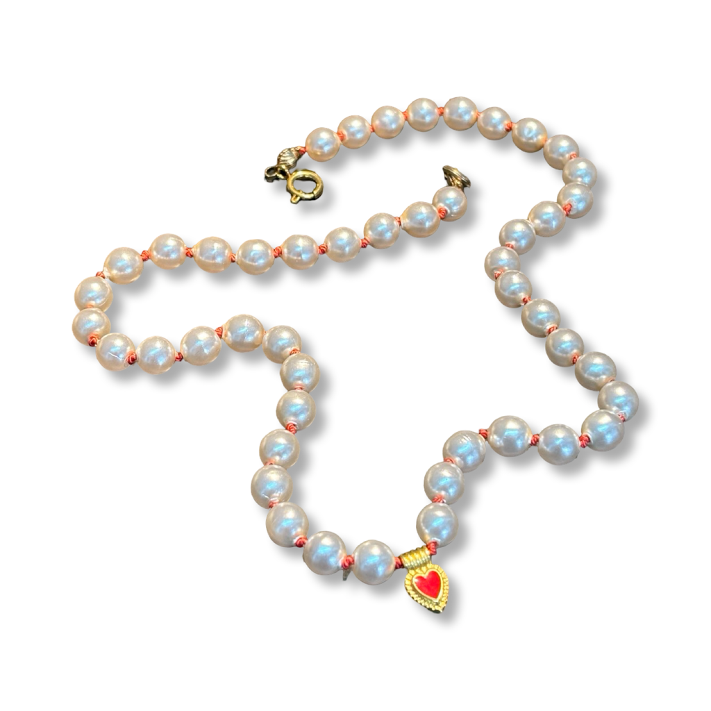 Collier de perles fantaisies anciennes et cœur émaillé