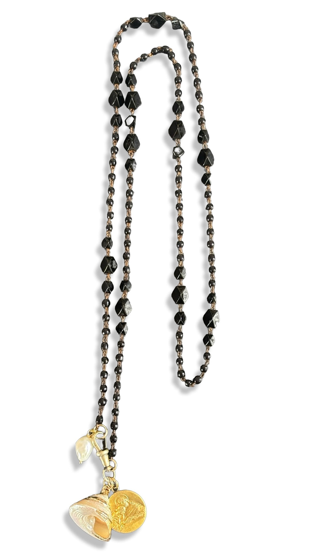 Sautoir en perles de Jai, coquillage et médaille de Jesus.