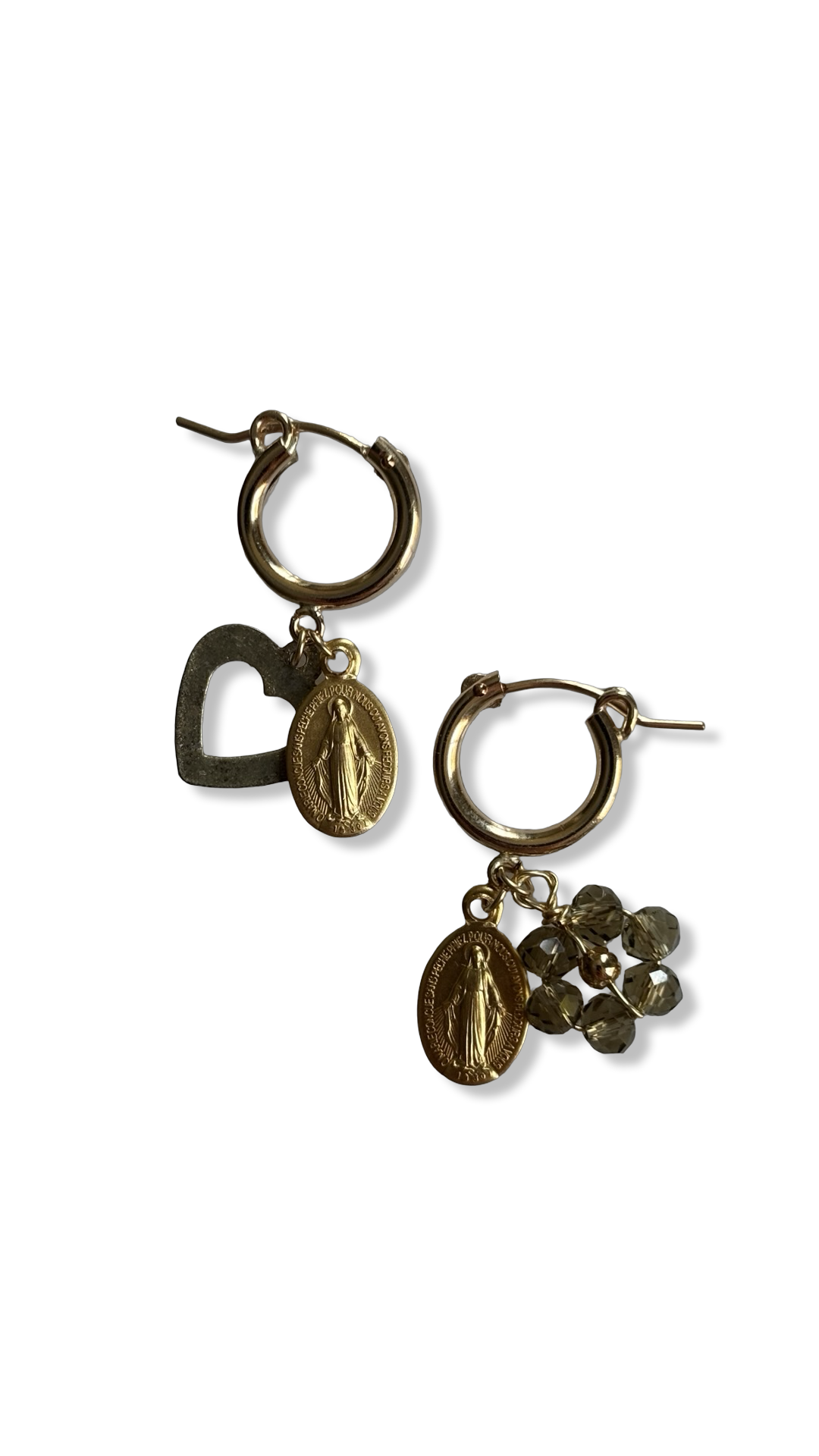 Mini créoles, médailles miraculeuses et breloques