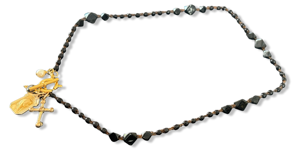 Collier en perles de Jai, croix et Sainte Marie.