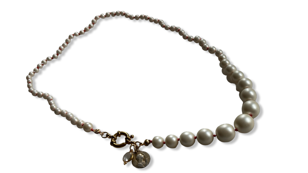 Collier de perles, médailles et noeuds en soie