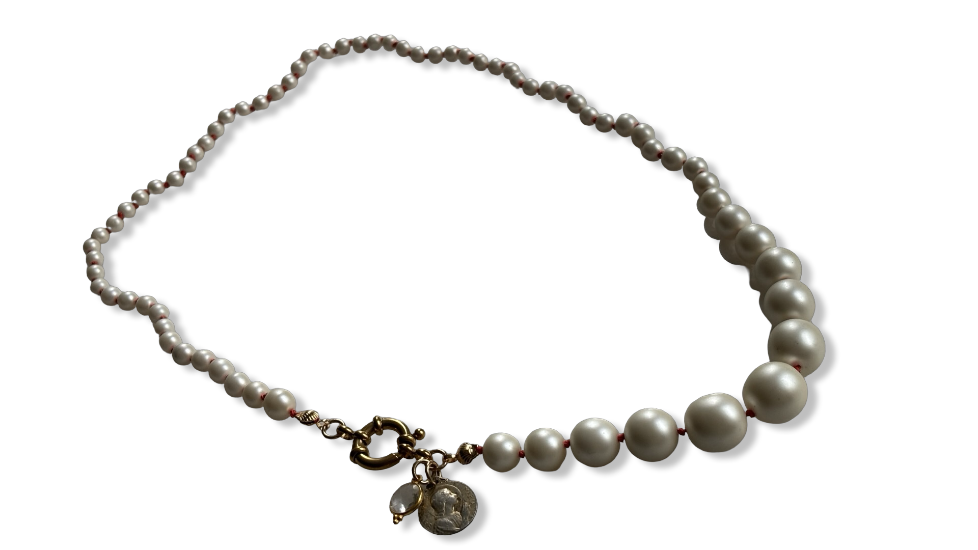 Collier de perles, médailles et noeuds en soie