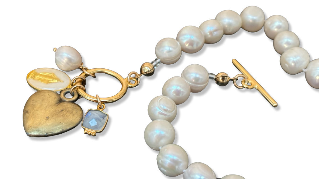 Collier de perles baroques, cœur 80s, Médaille Miraculeuse et Pierre de Lune