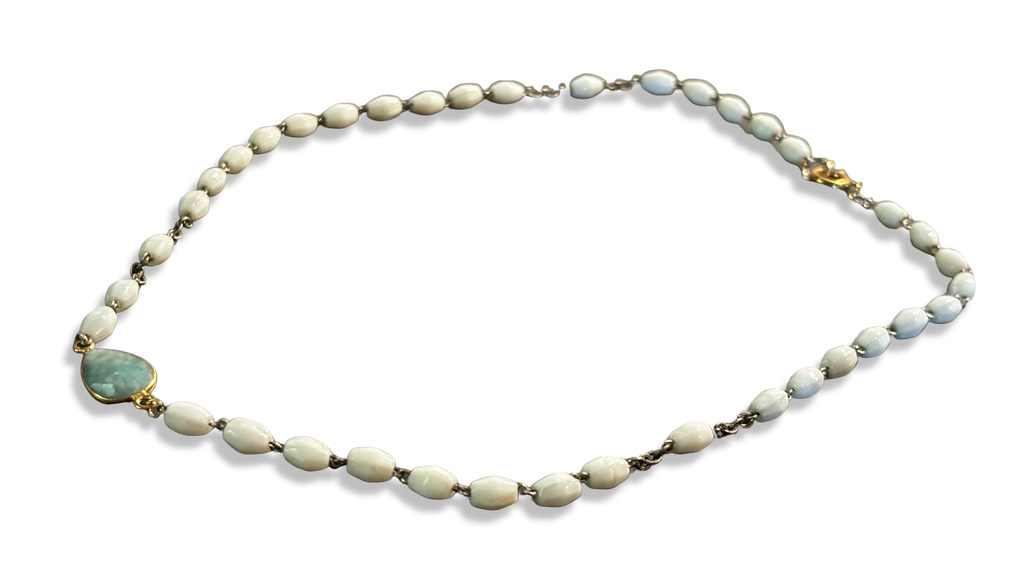 Collier chapelet blanc et goutte d’amazonite