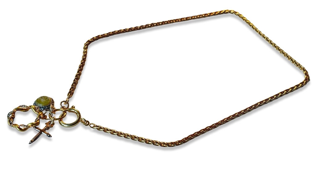 Collier torsadé, croix, couronne et calcite.