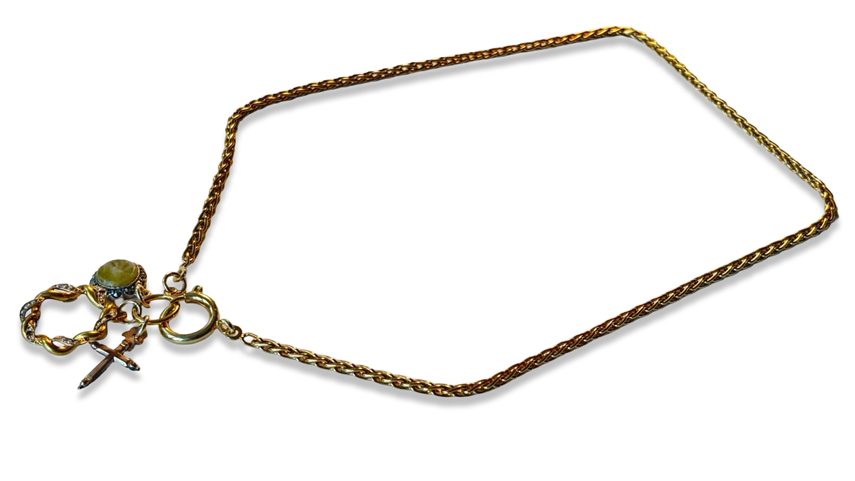 Collier torsadé, croix, couronne et calcite.
