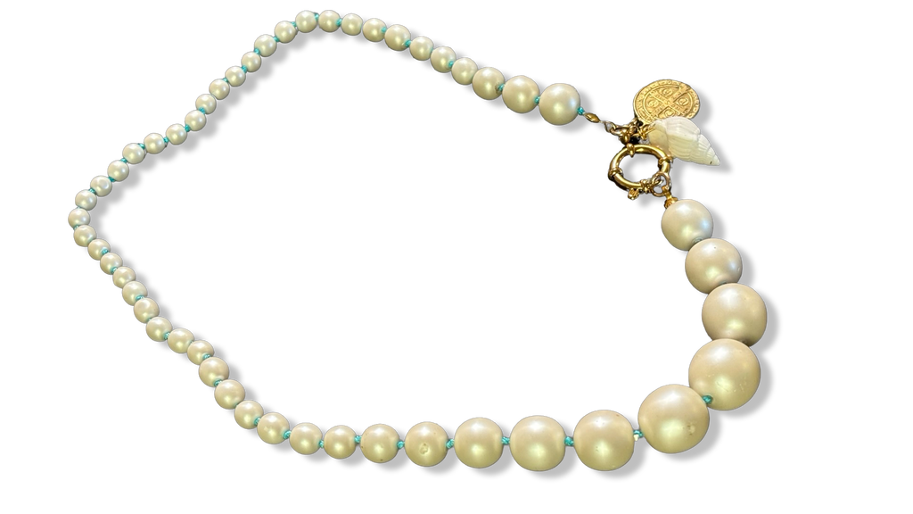 Collier de perles fantaisie, médaille et coquillage