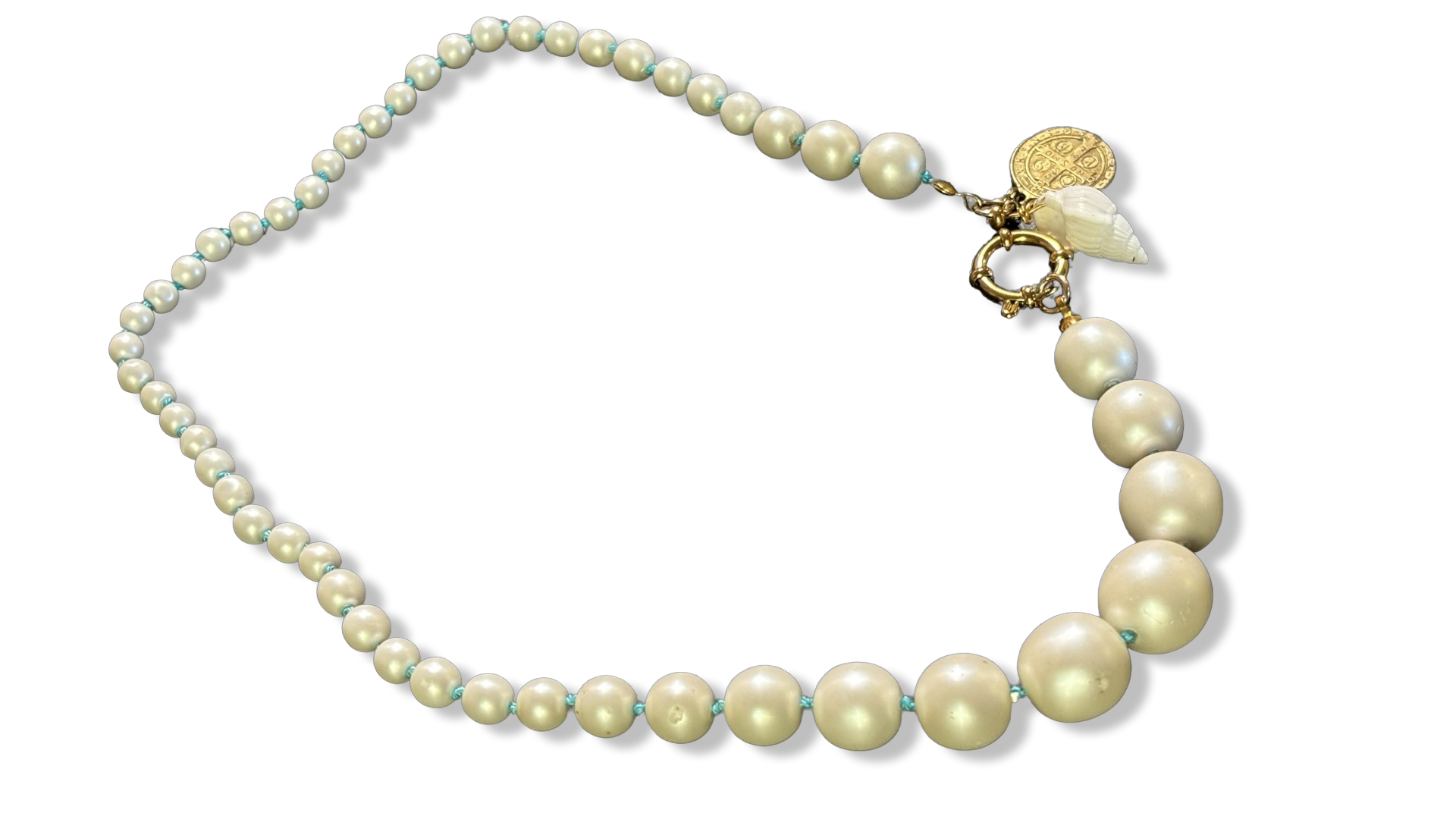 Collier de perles fantaisie, médaille et coquillage