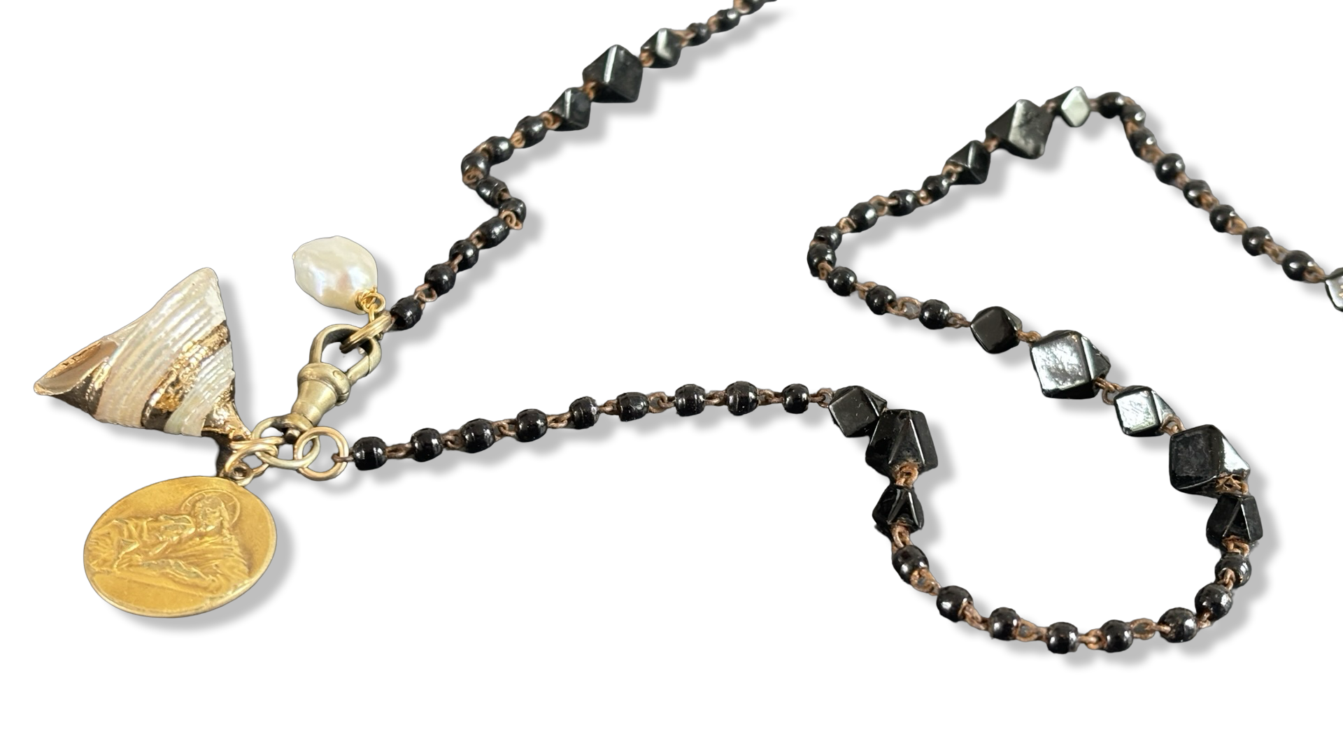 Sautoir en perles de Jai, coquillage et médaille de Jesus.